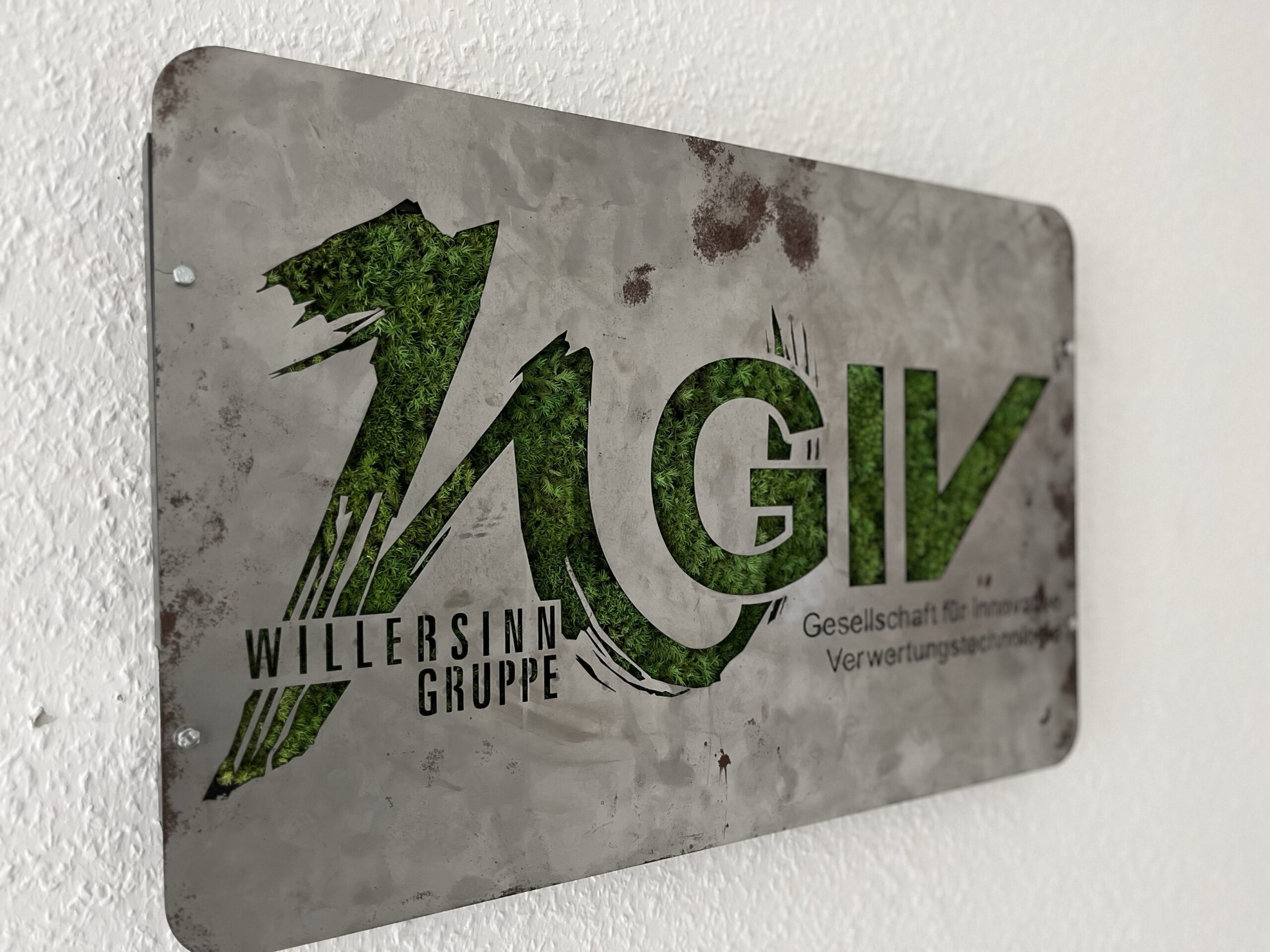 Nahaufnahme. Nahaufnahme von einem grünen G.I.V Türschild.